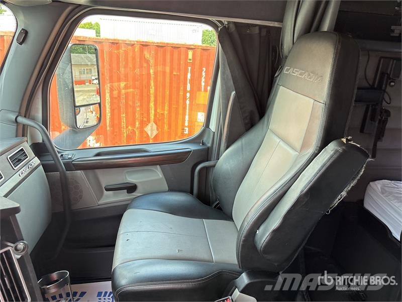 Freightliner 126 6x4 T/A Sleeper Truck Tractor Vilcēji