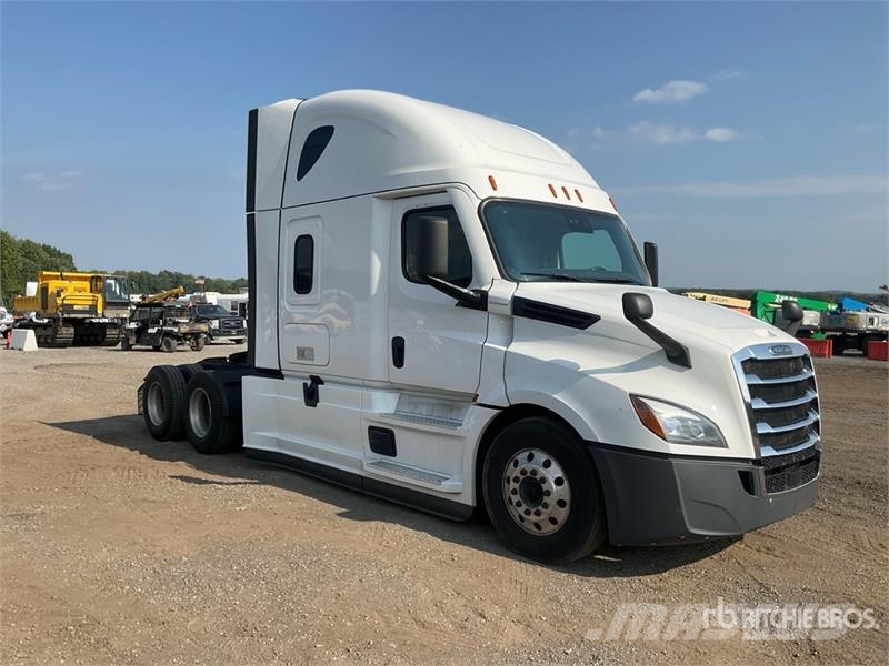 Freightliner 126 6x4 T/A Sleeper Truck Tractor Vetopöytäautot