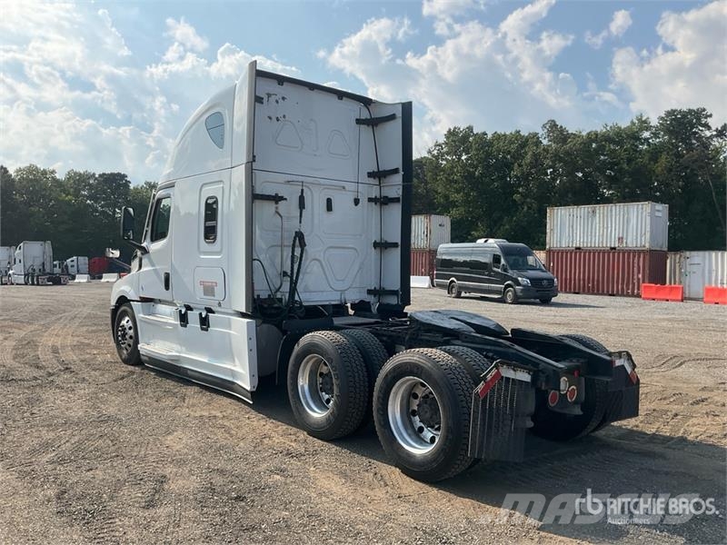 Freightliner 126 6x4 T/A Sleeper Truck Tractor Vetopöytäautot
