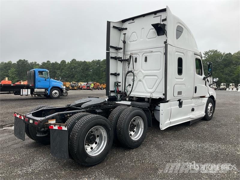 Freightliner 126 6x4 T/A Sleeper Truck Tractor Vetopöytäautot