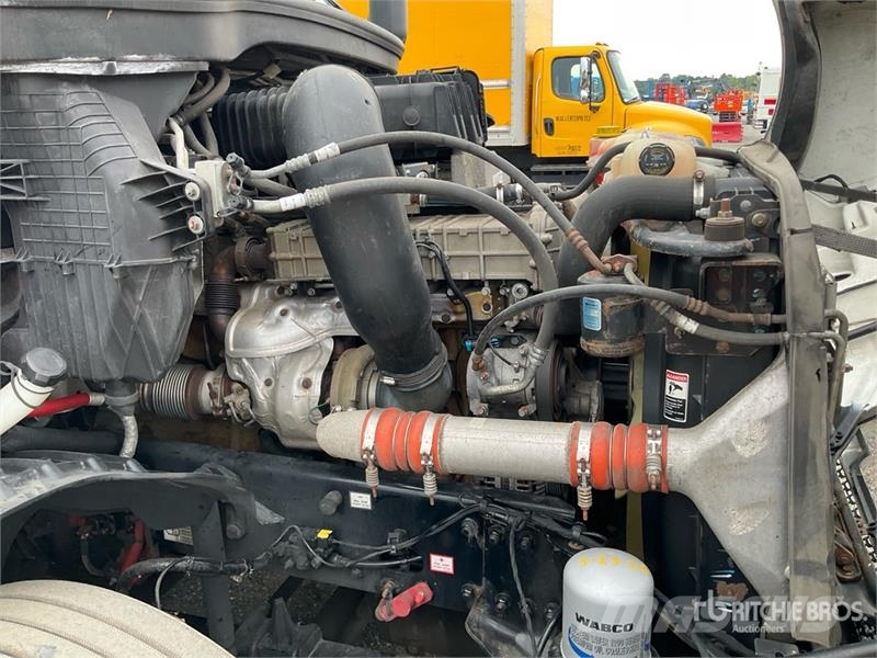 Freightliner 126 T/A Sleeper Truck Tractor Vetopöytäautot
