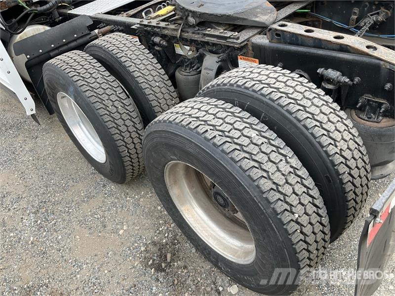 Freightliner 126 T/A Sleeper Truck Tractor Vetopöytäautot