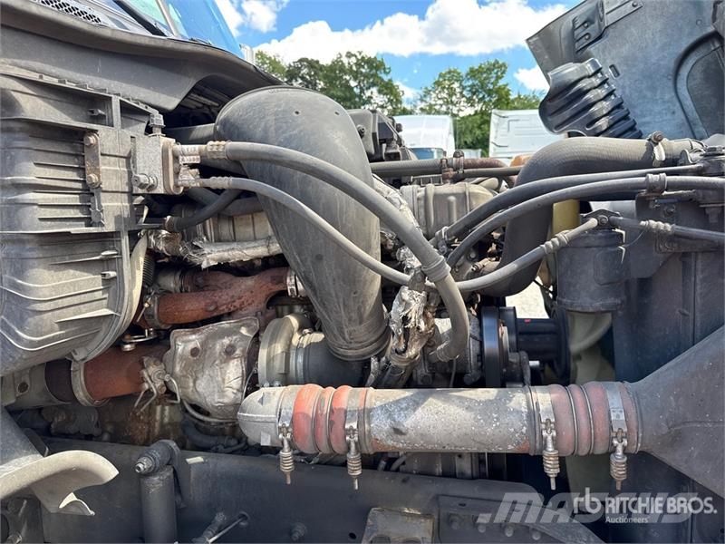 Freightliner Cascadia 125 6x4 T/A Sleeper Truck Tractor Cabezas tractoras