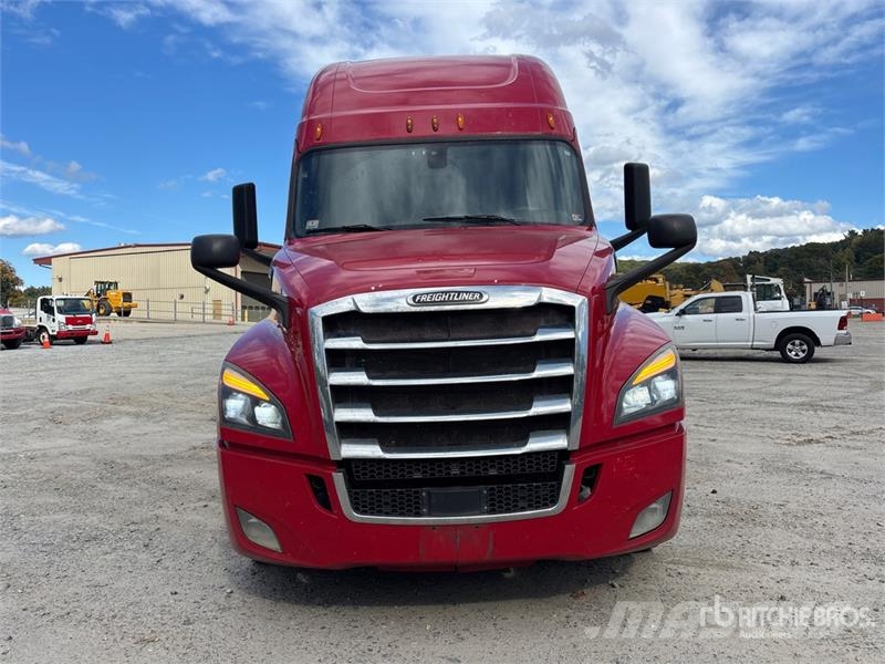 Freightliner Cascadia 126 6x4 T/A Sleeper Truck Tractor Vlačilci