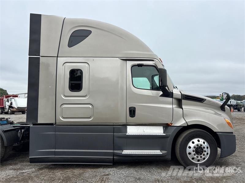 Freightliner Cascadia 126 6x4 T/A Sleeper Truck Tractor Vlačilci