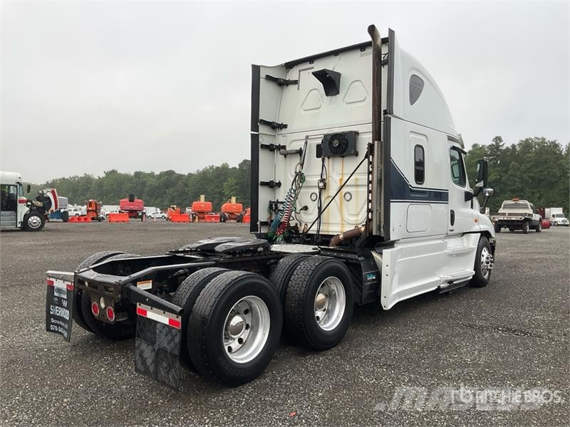 Freightliner Cascadia 125 6x4 T/A Sleeper Truck Tractor Trekkvogner
