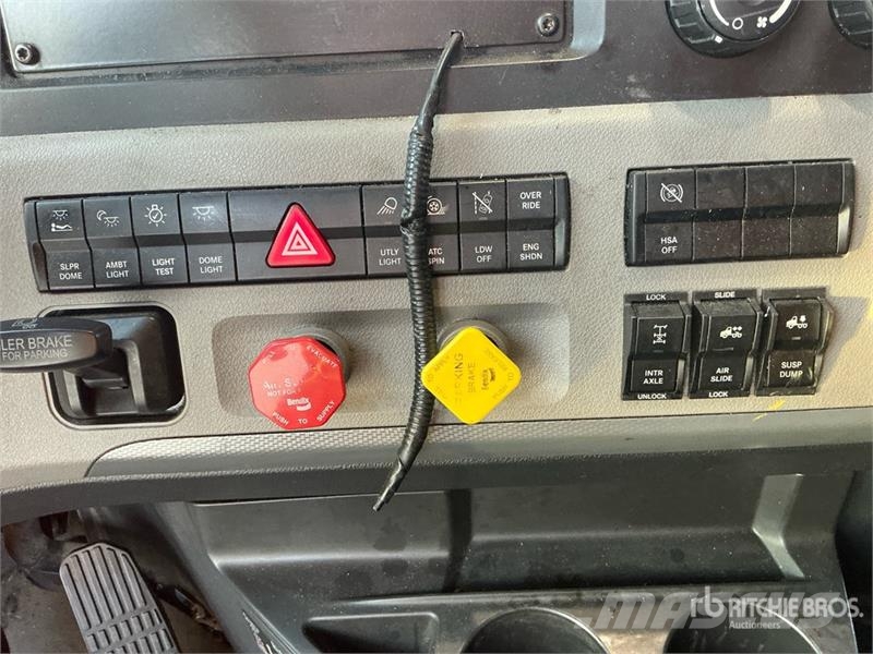 Freightliner Cascadia 126 6x4 T/A Sleeper Truck Tractor Vilcēji
