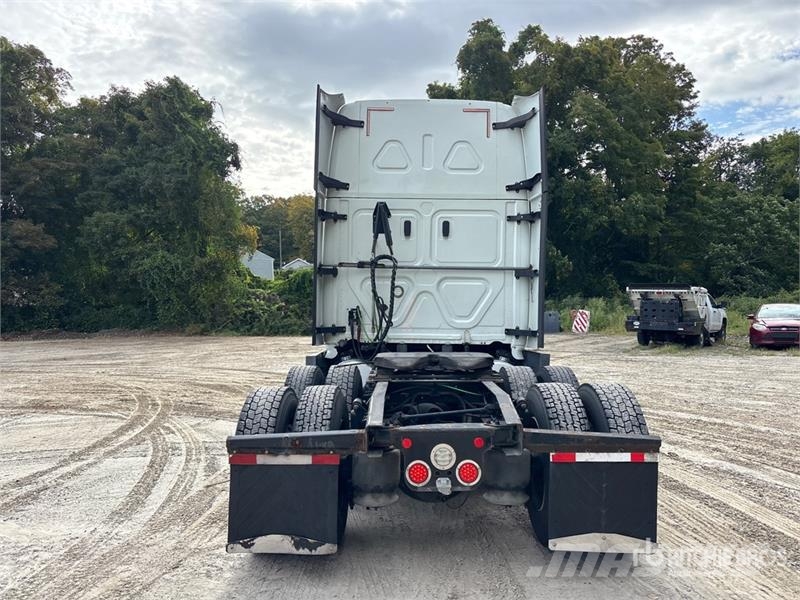 Freightliner Cascadia 126 6x4 T/A Sleeper Truck Tractor Cabezas tractoras