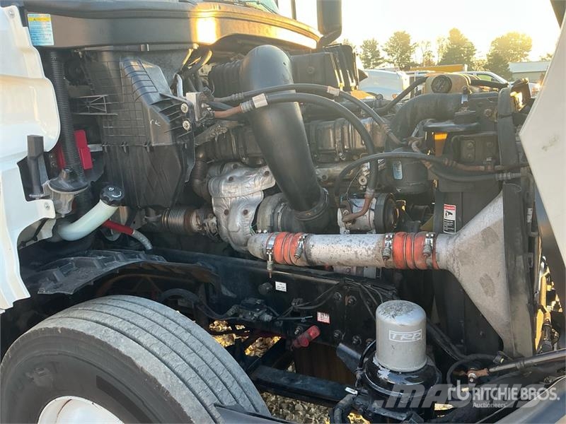 Freightliner Cascadia 126 6x4 T/A Sleeper Truck Tractor Vilcēji
