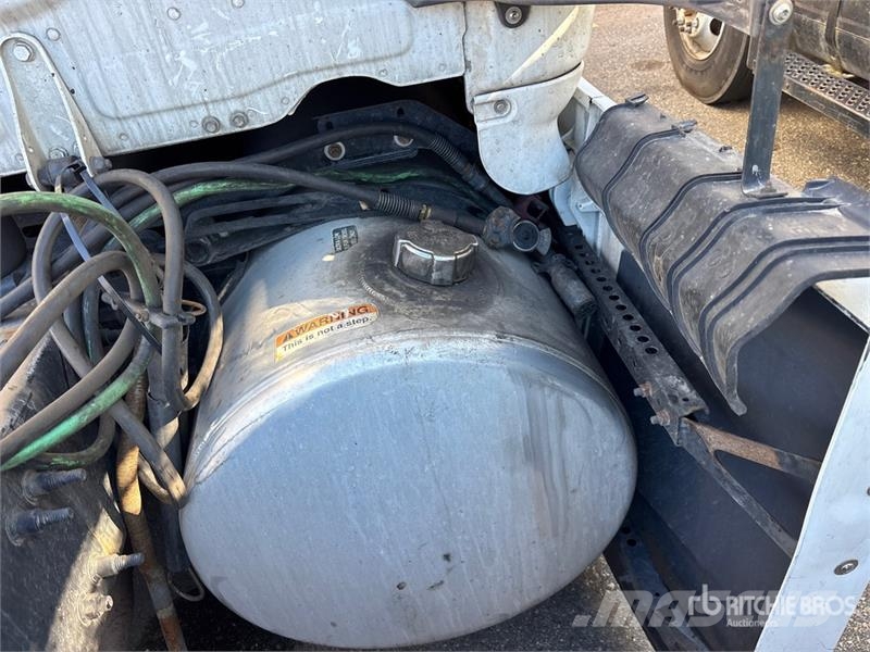 Freightliner Cascadia 6x4 T/A Sleeper Truck Tractor (Inoperable Cabezas tractoras