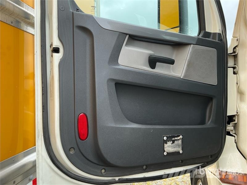 Freightliner Cascadia 126 Vetopöytäautot