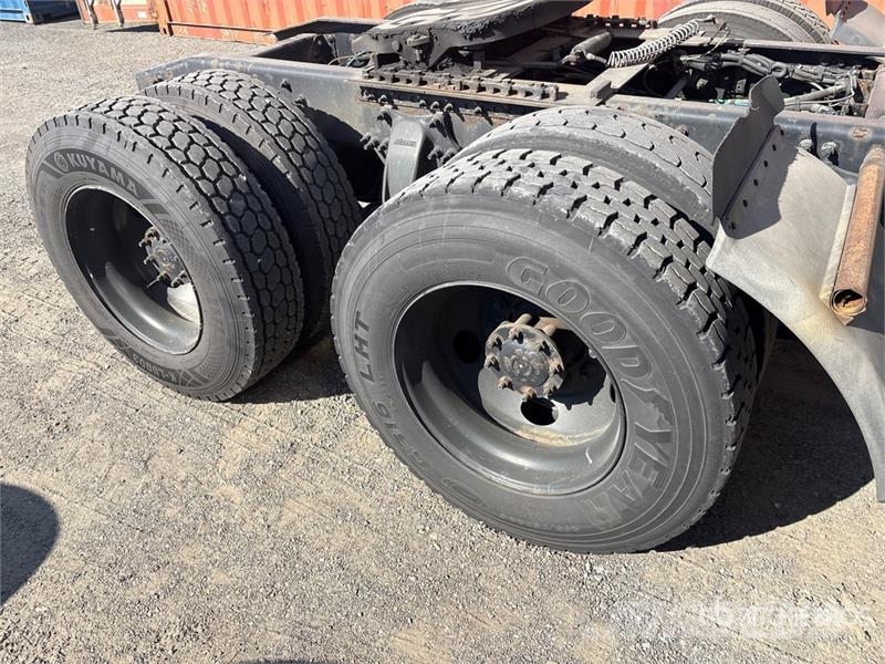 Freightliner Cascadia 125 6x4 T/A Sleeper Truck Tractor 中古トラクターヘッド | トレーラーヘッド
