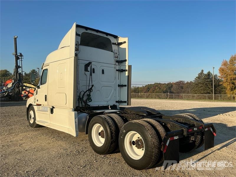 Freightliner Cascadia 126 6x4 T/A Sleeper Truck Tractor Vilcēji