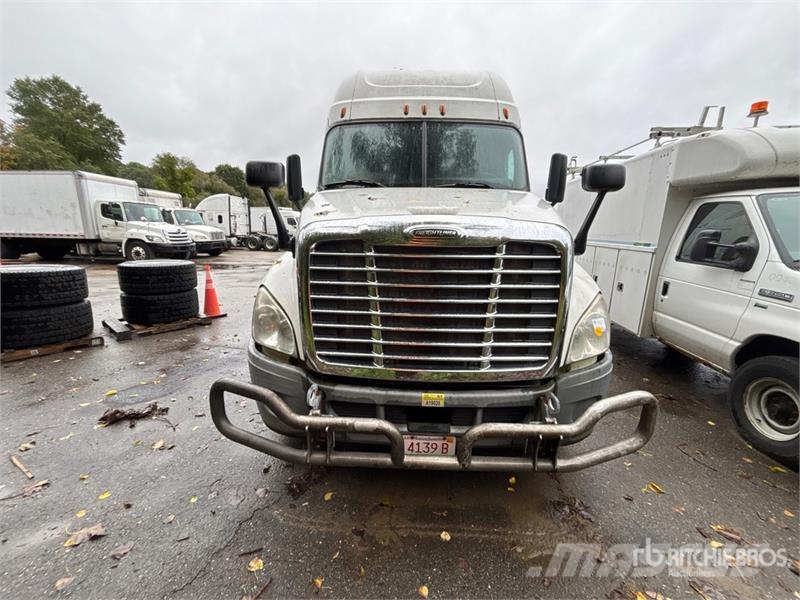 Freightliner Cascadia 125 6x4 T/A Sleeper Truck Tractor (Inoper Trekkvogner