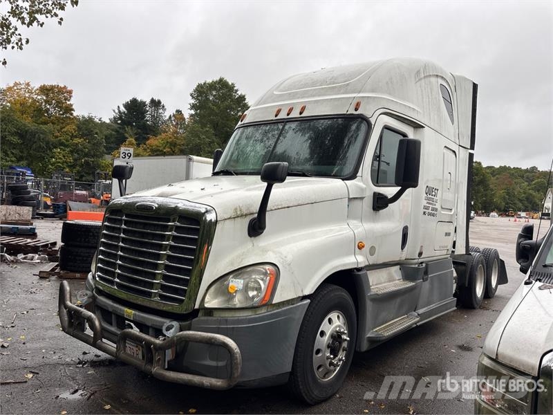 Freightliner Cascadia 125 6x4 T/A Sleeper Truck Tractor (Inoper Trekkvogner