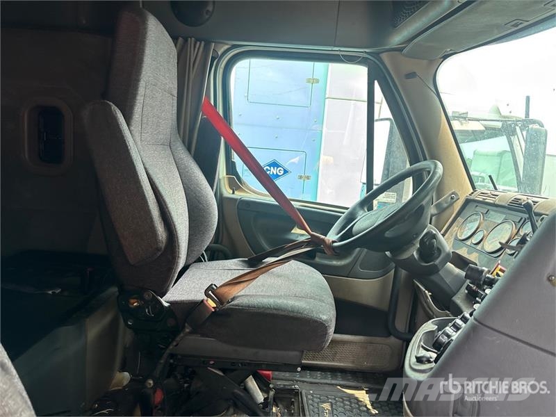 Freightliner Cascadia 125 6x4 T/A Sleeper Truck Tractor (Inoper Tractor Units