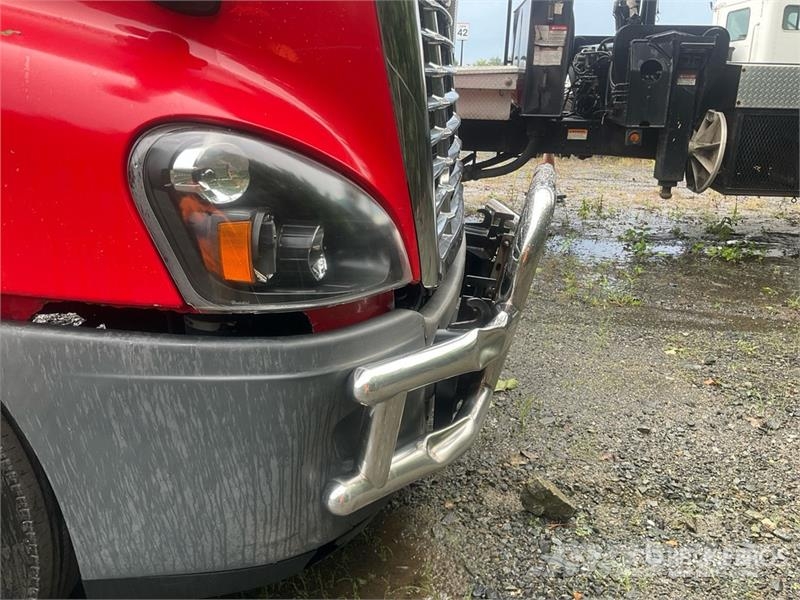 Freightliner Cascadia 125 6x4 T/A Sleeper Truck Tractor Vlačilci