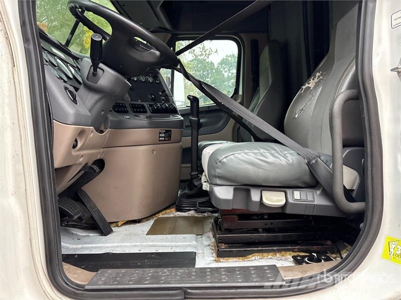Freightliner Cascadia 125 6x4 T/A Sleeper Truck Tractor (Inoper Trekkvogner