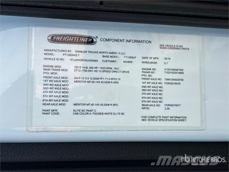 Freightliner Cascadia 126 6x4 T/A Sleeper Truck Tractor (Inoper Тягачі