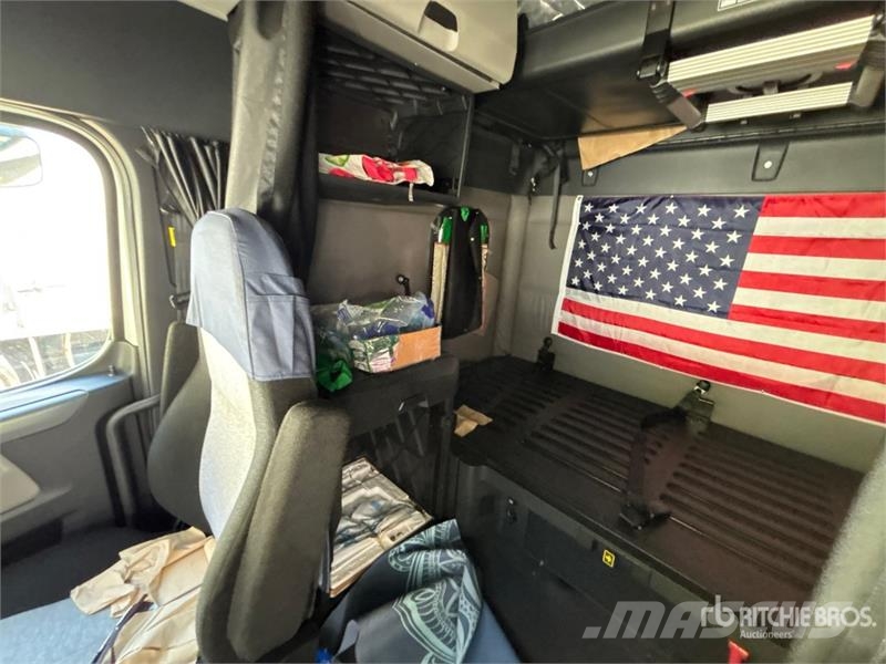 Freightliner Cascadia 126 6x4 T/A Sleeper Truck Tractor (Inoper Тягачі