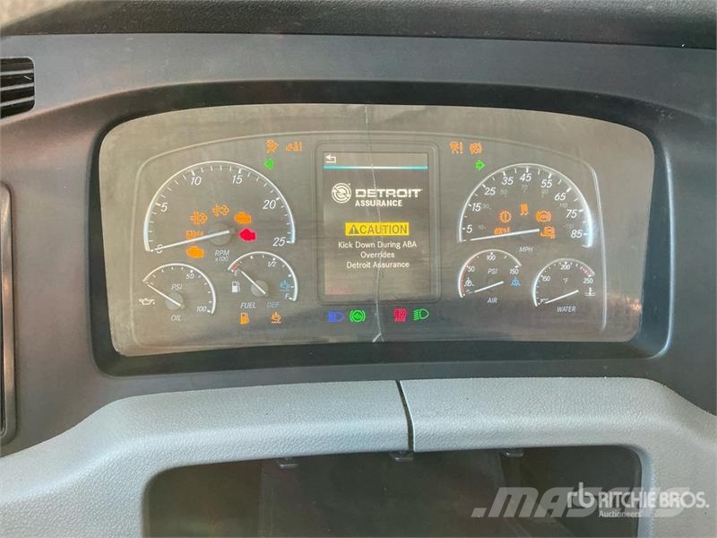 Freightliner Cascadia 126 6x4 T/A Sleeper Truck Tractor Тягачі