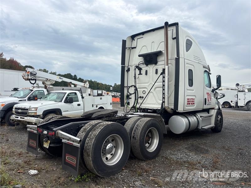 Freightliner Cascadia 126 6x4 T/A Sleeper Truck Tractor (Inoper Tracteur routier