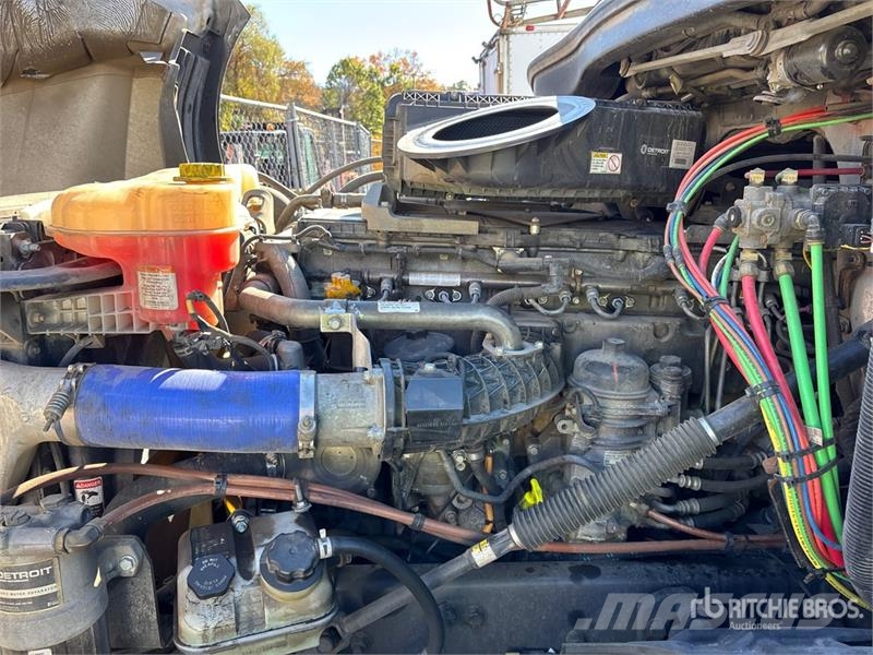 Freightliner Cascadia 6x4 T/A Sleeper Truck Tractor (Inoperable Cabezas tractoras