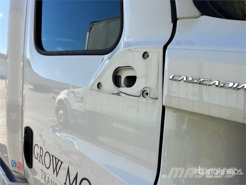Freightliner Cascadia 126 6x4 T/A Sleeper Truck Tractor (Inoper Тягачі