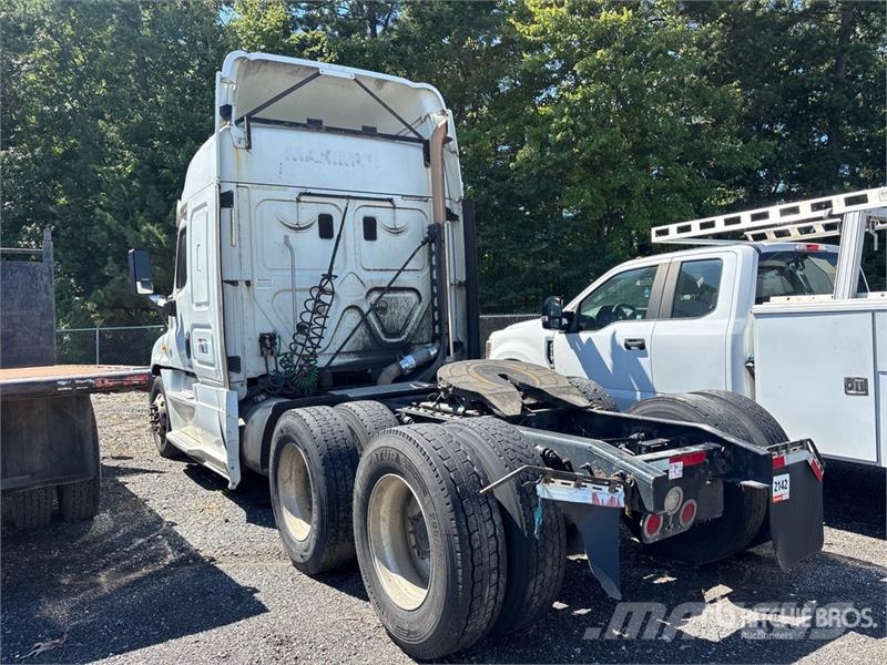Freightliner Cascadia 125 6x4 T/A Sleeper Truck Tractor (Inoper Vilcēji