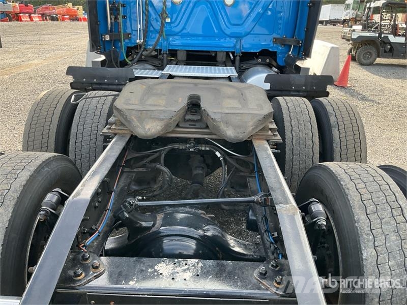 Freightliner Cascadia 126 6x4 T/A Sleeper Truck Tractor Motrici e Trattori Stradali