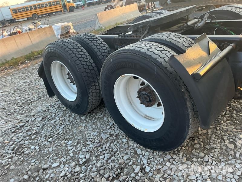 Freightliner Cascadia 126 6x4 T/A Sleeper Truck Tractor Vilcēji