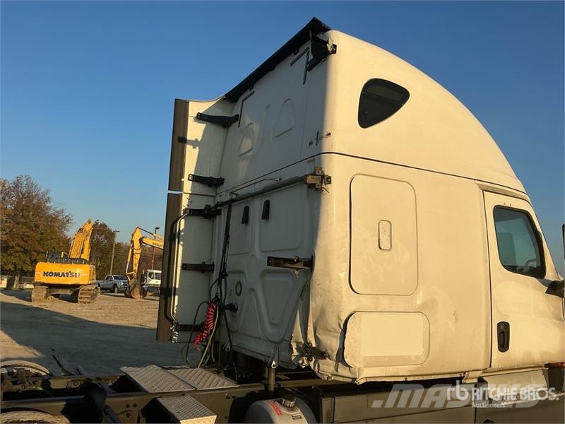 Freightliner Cascadia 126 6x4 T/A Sleeper Truck Tractor Vilcēji
