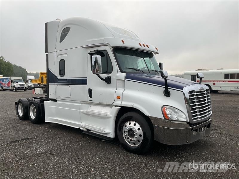 Freightliner Cascadia 125 6x4 T/A Sleeper Truck Tractor Trekkvogner