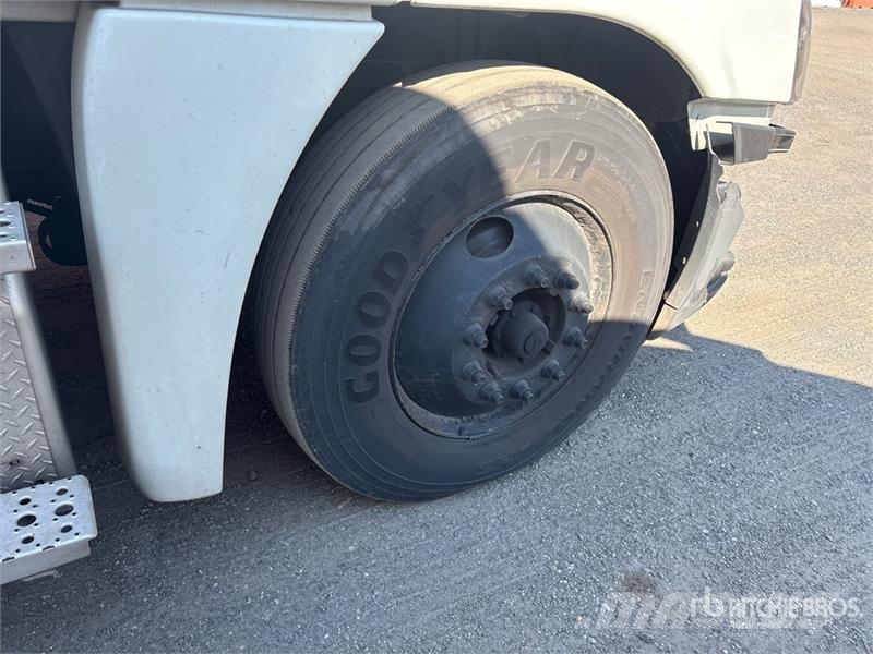 Freightliner Cascadia 125 6x4 T/A Sleeper Truck Tractor 中古トラクターヘッド | トレーラーヘッド