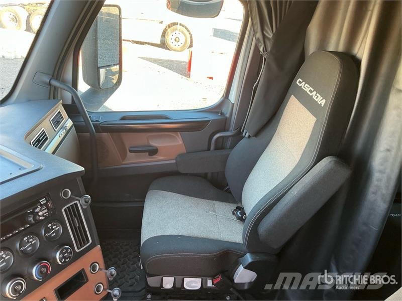 Freightliner Cascadia 126 T/A Sleeper Truck Tractor Nyergesvontatók