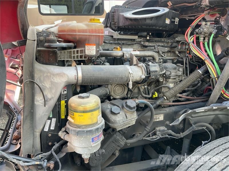 Freightliner Cascadia 126 6x4 T/A Sleeper Truck Tractor (Inoper Седельные тягачи