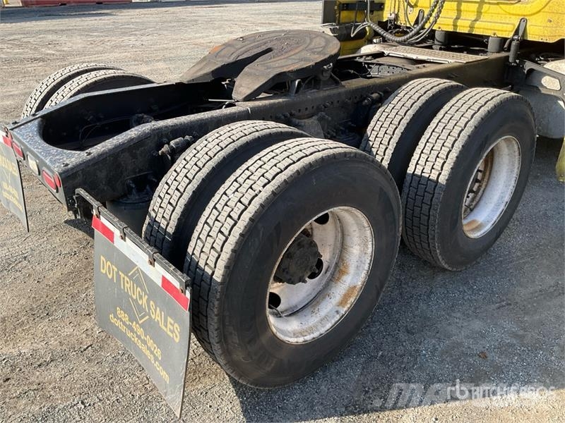 Freightliner Cascadia 126 6x4 T/A Sleeper Truck Tractor Cabezas tractoras