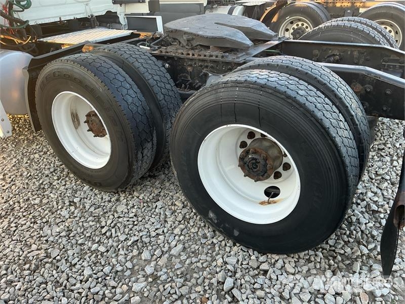 Freightliner Cascadia 126 6x4 T/A Sleeper Truck Tractor Vilcēji