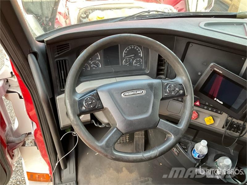 Freightliner Cascadia 126 6x4 T/A Sleeper Truck Tractor (Inoper Седельные тягачи