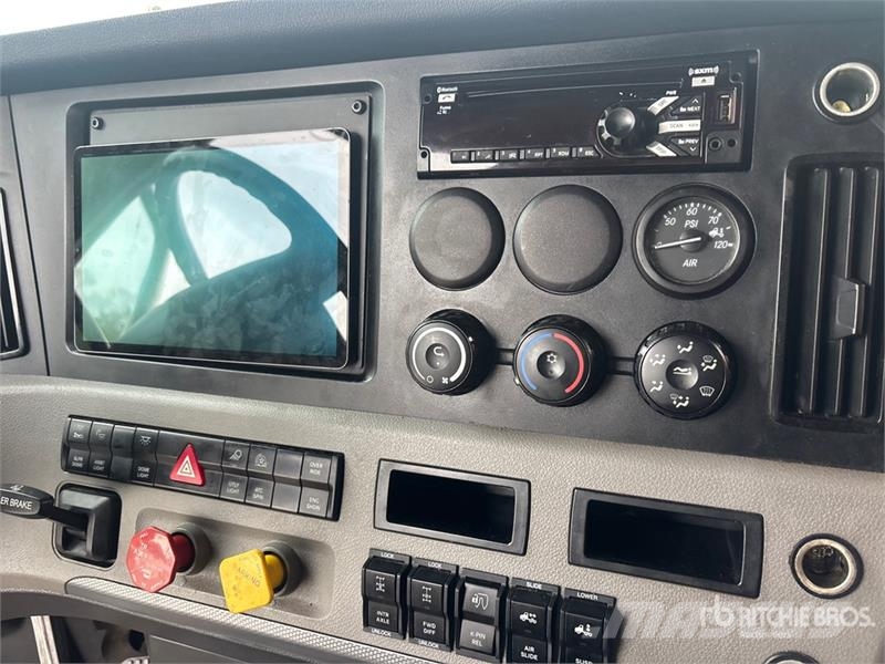 Freightliner Cascadia 126 6x4 T/A Sleeper Truck Tractor (Inoper Tracteur routier