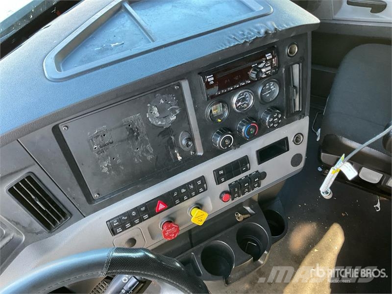 Freightliner Cascadia 126 6x4 T/A Sleeper Truck Tractor Тягачі