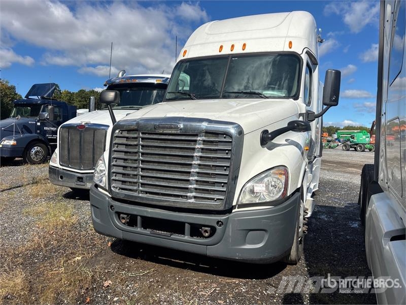 Freightliner Cascadia 125 6x4 T/A Sleeper Truck Tractor Тягачі