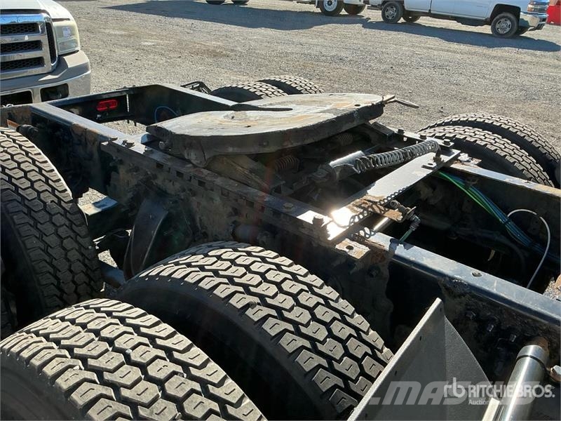 Freightliner Cascadia 126 6x4 T/A Sleeper Truck Tractor Тягачі