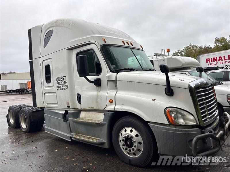 Freightliner Cascadia 125 6x4 T/A Sleeper Truck Tractor (Inoper Trekkvogner
