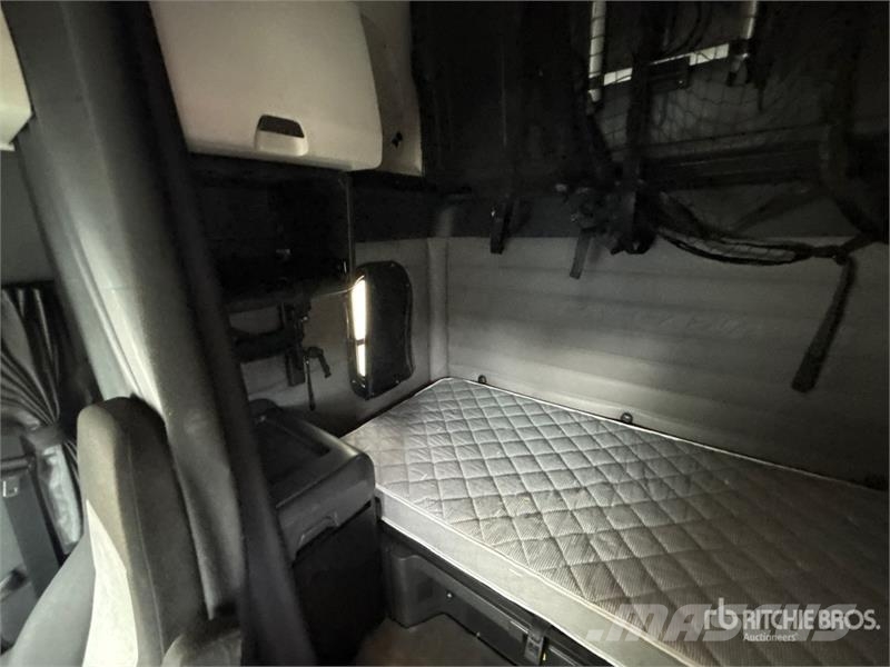 Freightliner Cascadia 126 6x4 T/A Sleeper Truck Tractor Tractores (camiões)