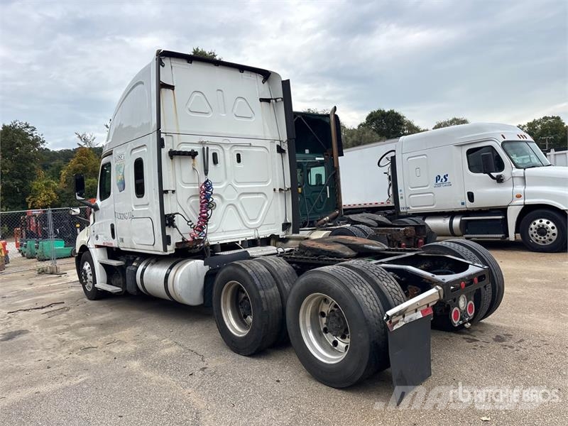 Freightliner Cascadia 126 6x4 T/A Sleeper Truck Tractor (Inoper Naudoti vilkikai
