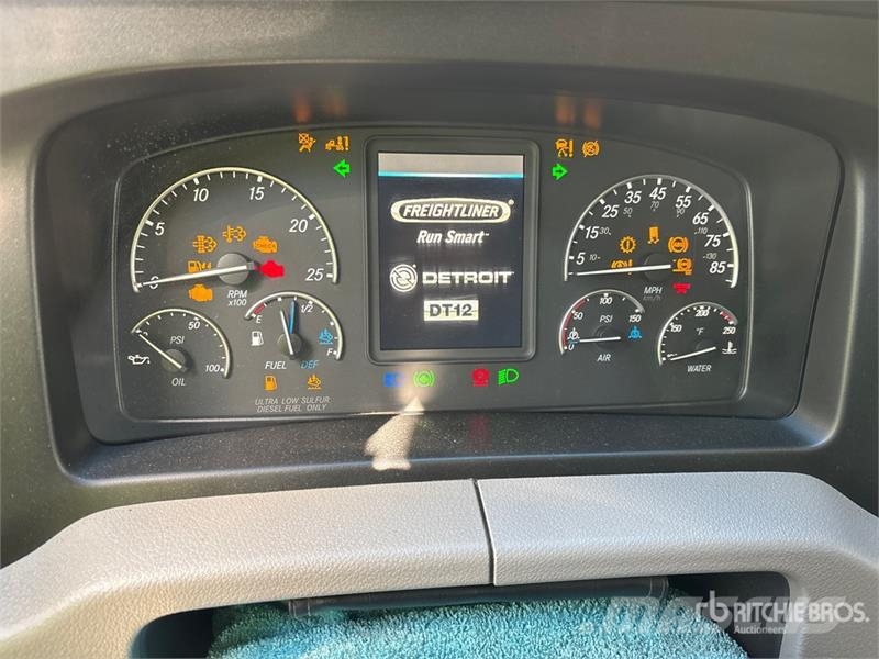 Freightliner Cascadia 126 6x4 T/A Sleeper Truck Tractor (Inoper Тягачі