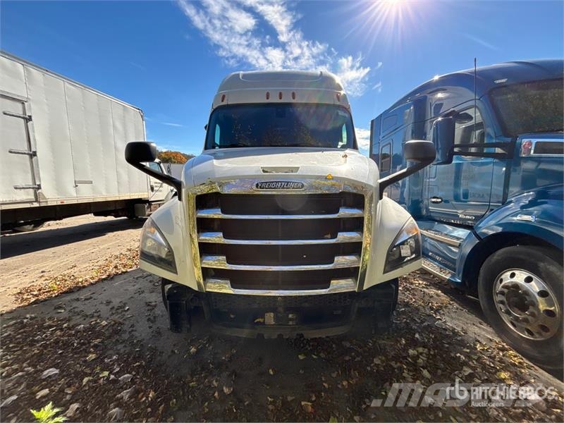 Freightliner Cascadia 126 6x4 T/A Sleeper Truck Tractor (Inoper Тягачі