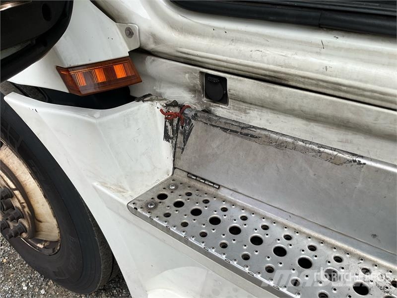 Freightliner Cascadia 126 6x4 T/A Sleeper Truck Tractor 中古トラクターヘッド | トレーラーヘッド