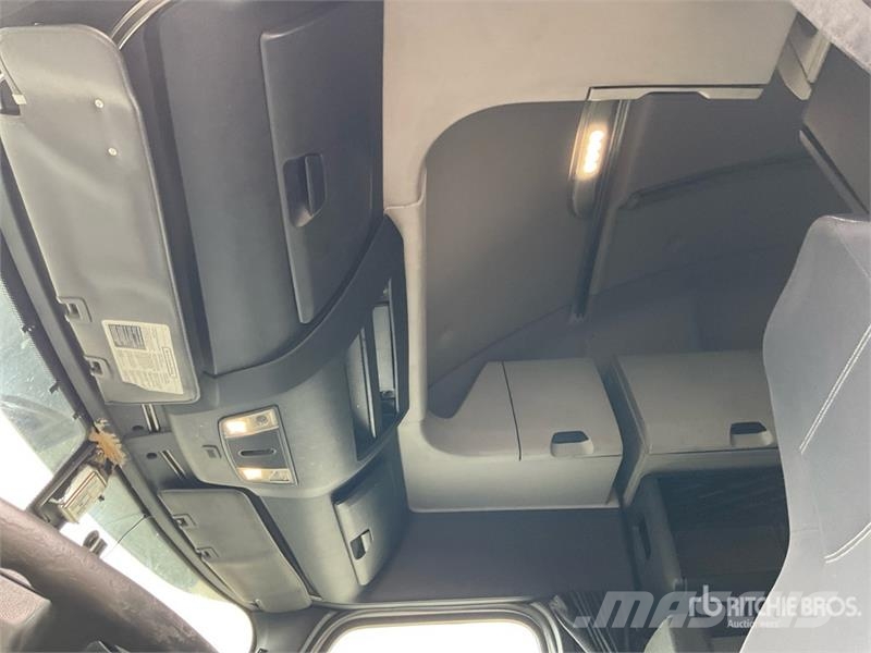 Freightliner Cascadia 126 6x4 T/A Sleeper Truck Tractor 中古トラクターヘッド | トレーラーヘッド